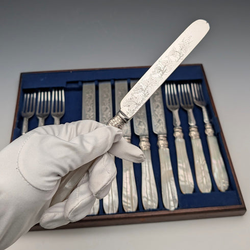 約 1875 年英國古董白色珍珠母手柄甜點餐具,6 對,帶托盤